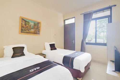 Delxue Twin Room room in Hotel O Bogor near Taman Safari formerly Ken Raudhah Inn
