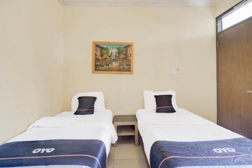 Delxue Twin Room image 3