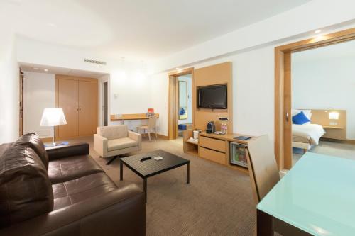 room detail thumbnail 1