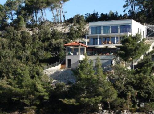 Beachfront Luxury Villa with Private Pool and Stunning Sea Views - Location, gîte - Korčula