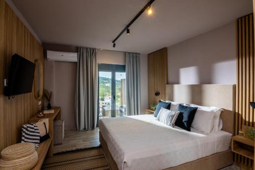 Deluxe Double or Twin Room with Pool Access image 7