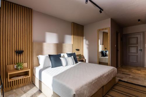 Deluxe Double or Twin Room with Pool Access image 9