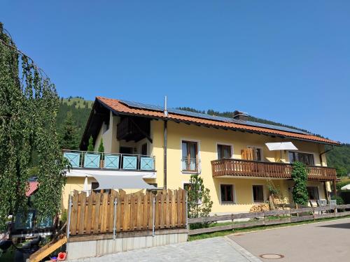 Haus Alpenblick 239m von Haselschwande entfernt