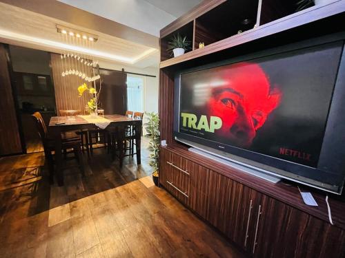 Spacious 3BR with Huge TV near BGC Makati Airport, Manille