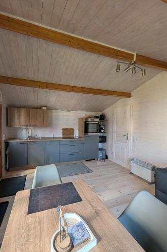 廚房, Ferienhaus am See Wutzsee mit direktem Seezugang in 林多