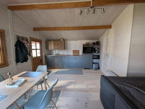 廚房, Ferienhaus am See Wutzsee mit direktem Seezugang in 林多