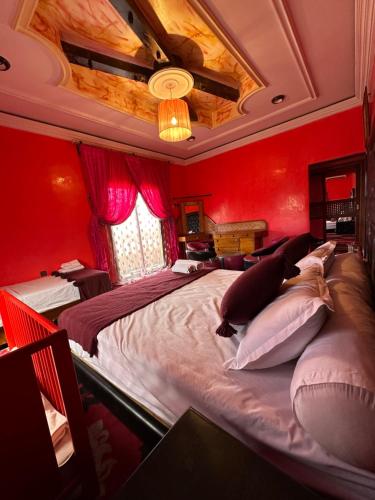1 king bed, 1 twin bed