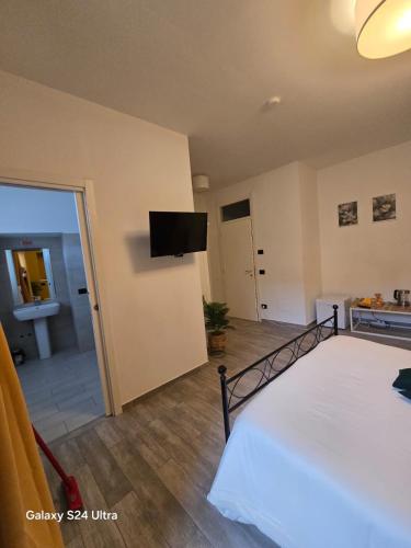 Double Room image 6