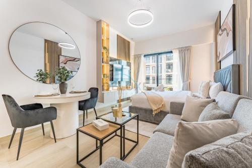 Pool and Community View Studio with Balcony Near Park, Pantheon Elysee III, Jumeirah Village Circle by Deluxe Holiday Homes, Dubai