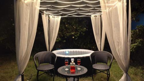 Pezsgőfürdő, Myra's Mansion in Nakhisahi