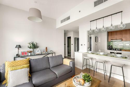 Dubai Marina Luxury 2BR with Pool, Gym & Near JBR Beach, Metro, Dubaj (fotografie 2)