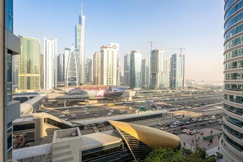 Dubai Marina Luxury 2BR with Pool, Gym & Near JBR Beach, Metro, Dubaj (fotografie 3)