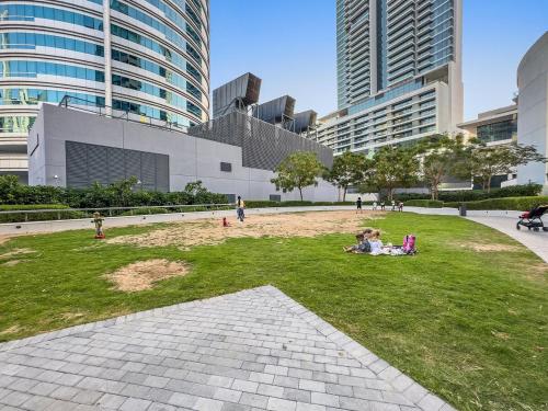 Dubai Marina Luxury 2BR with Pool, Gym & Near JBR Beach, Metro, Dubaj (fotografie 6)