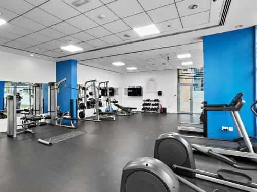 Dubai Marina Luxury 2BR with Pool, Gym & Near JBR Beach, Metro, Dubaj (fotografie 8)