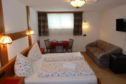 2 bedrooms, 4 beds