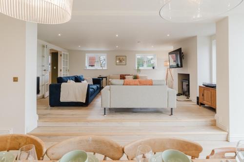 Mulberry Cottage - Stunning 5 Bed in Wiltshire! in Charlton (Wiltshire)