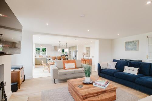 Mulberry Cottage - Stunning 5 Bed in Wiltshire! in Charlton (Wiltshire)