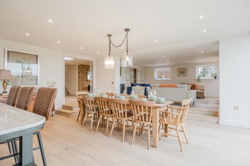 Mulberry Cottage - Stunning 5 Bed in Wiltshire! in Charlton (Wiltshire)