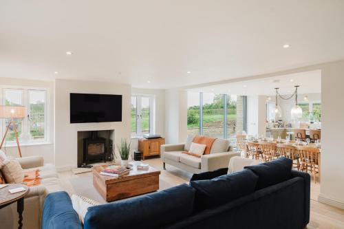 Mulberry Cottage - Stunning 5 Bed in Wiltshire! in Charlton (Wiltshire)