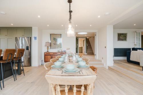 Mulberry Cottage - Stunning 5 Bed in Wiltshire! in Charlton (Wiltshire)