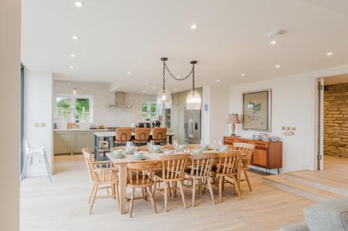 Mulberry Cottage - Stunning 5 Bed in Wiltshire! in Charlton (Wiltshire)