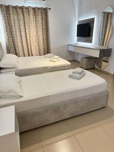 Triple Room with Balcony image 10