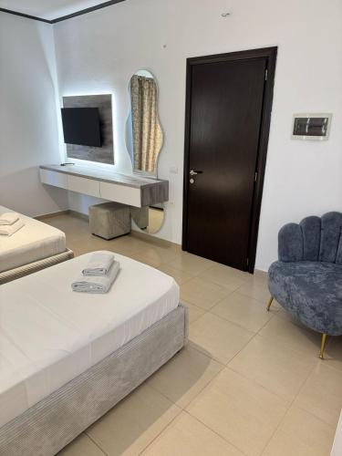 Triple Room with Balcony image 9
