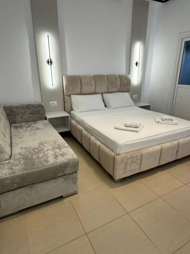 Double Room image 3