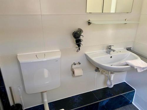 Quadruple Room image 8