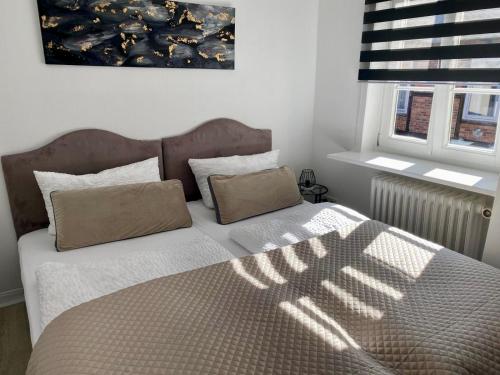 1 king bed, 1 twin bed