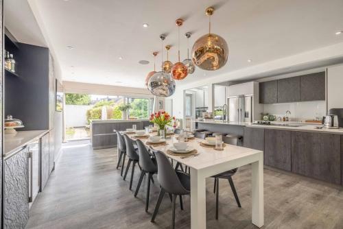 Woodland River Retreat, 5 Minutes to Legoland - By Tempstay, Windsor