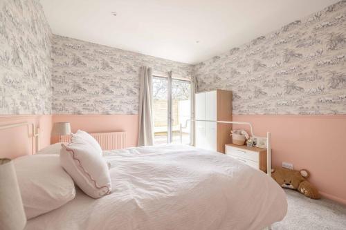 Relaxing & Spacious Family Home - By Tempstay, Windsor (photo 4)