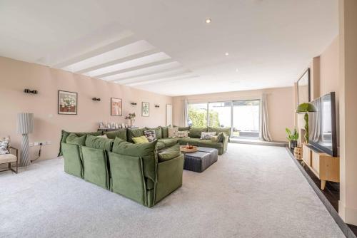 Relaxing & Spacious Family Home - By Tempstay, Windsor (photo 7)