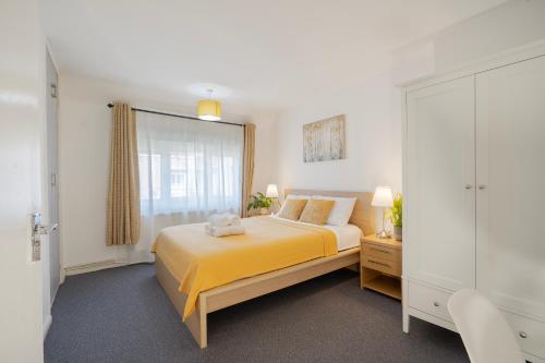 Entire 4-Bed House & Parking, Steps from ICC & Utilita Arena Birmingham & Broad Street, Бирмингем (фото 8)