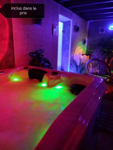 Hot tub, A l'Oree du Parc in Saint-Priest-des-Champs