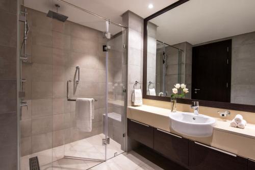 One-Bedroom Standard King Apartment with Courtyard View image 10