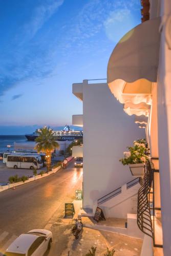 Fratelli Family Rooms in Tinos