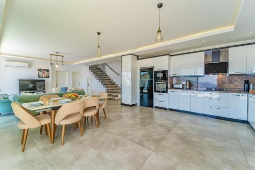 مطبخ, 4 Bedroom Sea View Villa in Kalkan in ساريبيلين