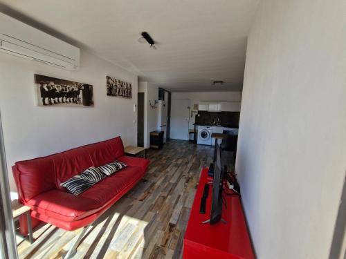 Life in red with parking and air conditioning, Sète (photo 9)