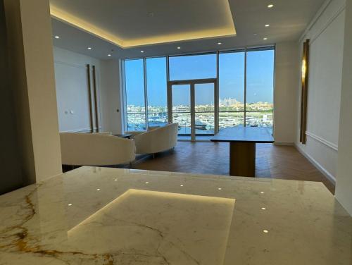 5 Star Luxury 3BR Apartment on The Palm with Huge Pool and Beach, Дубай