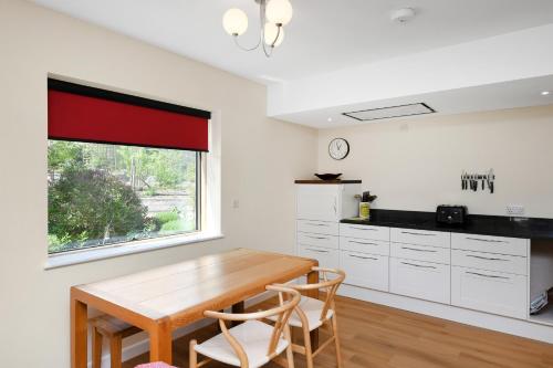 廚房, Eco 2-Bed Bungalow with Biodiverse Garden & Solar in 諾丁漢市
