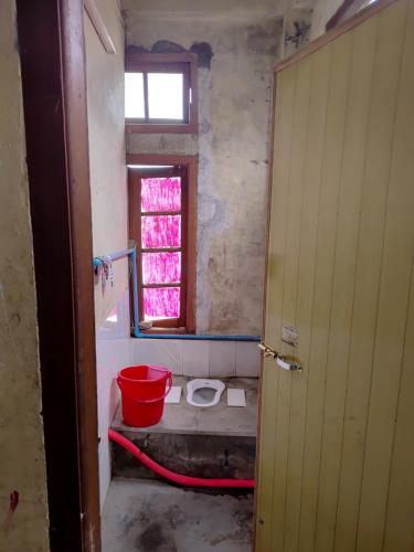 Eastern Homestay, Jāmb