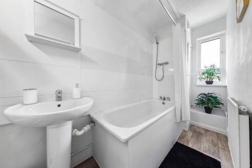 Brixton Hub; Coziest in town - image 8