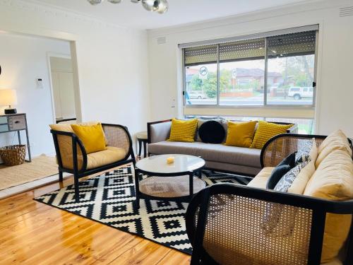 D142 Sunshine Designed Living, Sunshine