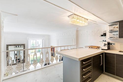 Central London Chic Townhouse - image 13