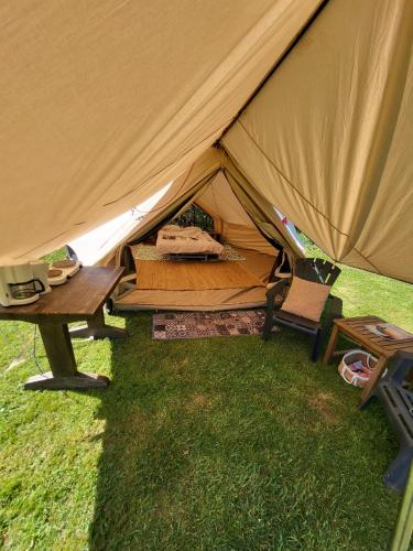 Sfeervolle Tipi tent dicht bij de kust. in Schagerbrug