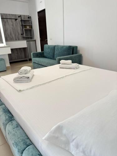 Triple Room with Balcony image 3