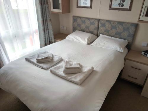 Thames view at Kent Coast Holiday Park, Allhallows (photo 8)