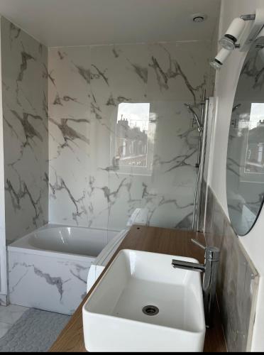 Sweet mother apartement et espace partage 1 & 2 SDB WC Sejour in Hellemmes