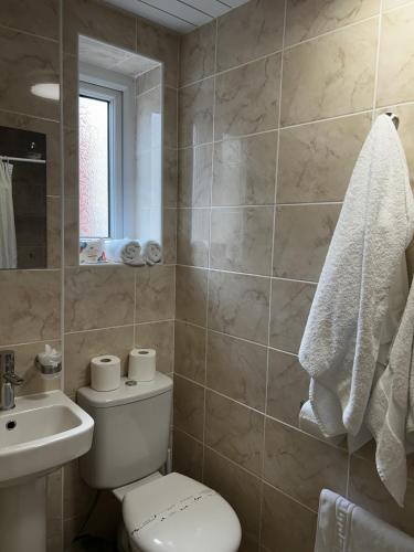 Twin Room with Private Bathroom image 3